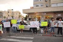بالصور: شباب مسجد البحر ينظمون وقفة احتجاجية تضامناً مع المسجد الأقصى 
